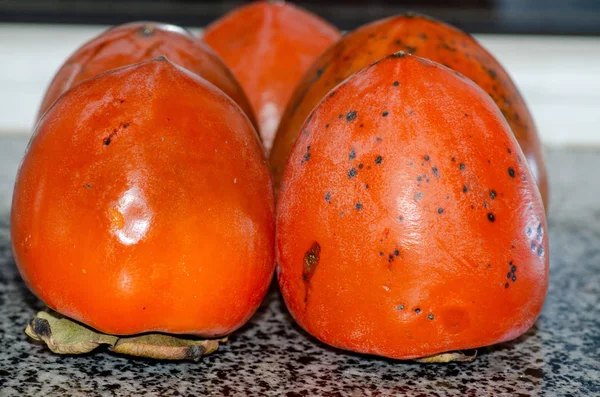 Süße Saftige Reife Kaki Diospyros Früchte Liegen Auf Dem Tisch — Stockfoto