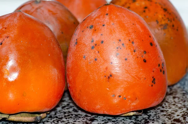 Süße Saftige Reife Kaki Diospyros Früchte Liegen Auf Dem Tisch — Stockfoto