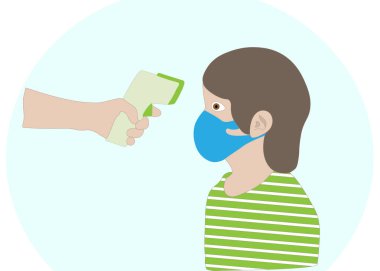 Sıcaklığı ölçen elektronik termometreye sahip tıbbi maske takmış bir çocuğun resmi.