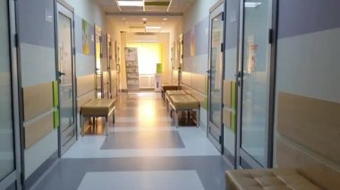 Kharkiv / Ukrayna - 8 Nisan 2020: Kharkov 'da özel bir devlet sağlık kliniğinin koridorunun video klibi, sağlık ve tedavi kavramı
