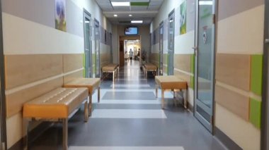 Kharkiv / Ukrayna - 8 Nisan 2020: Kharkov 'da özel bir devlet sağlık kliniğinin koridorunun video klibi, sağlık ve tedavi kavramı