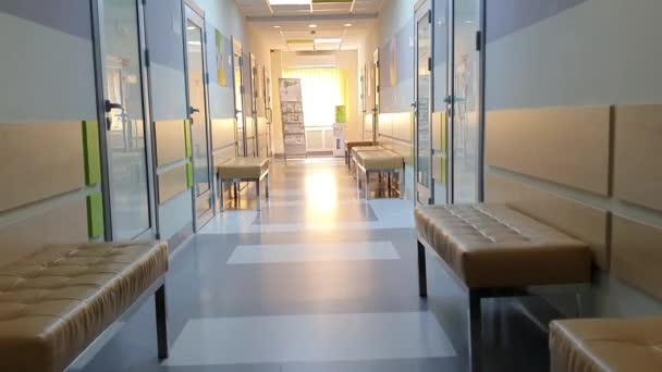 ハリコフ ウクライナ 2020年4月8日 ハリコフの私立公立医療クリニックの廊下のビデオクリップ 健康と治療の概念 — ストック動画