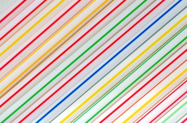 Çok renkli kokteyl tüpleri soyut ve parlak bir arkaplan için çapraz yalan söyler.