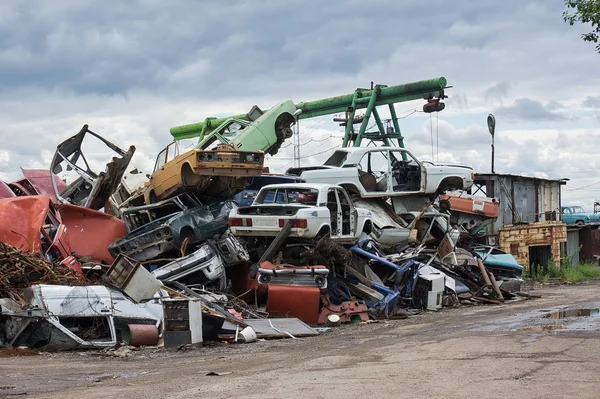 Dump of old colorful cars on the background of a crane. — Stock Photo, Image