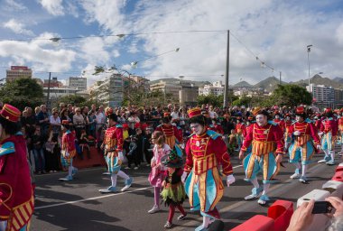 Takım elbiseli erkekler Avenue'de karnaval boyunca yürüyüş
