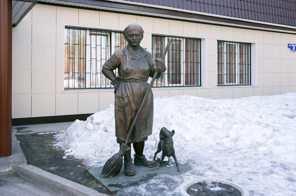Pomník "Školník Petrovna" u budovy. — Stock fotografie