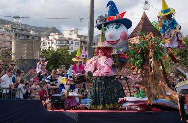 Arabayı platformda çocuk Kraliçe karnaval sürmek.