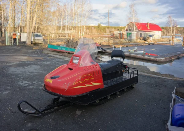 De universele tweeledige sneeuwscooter die Buran op de stoep staat. — Stockfoto