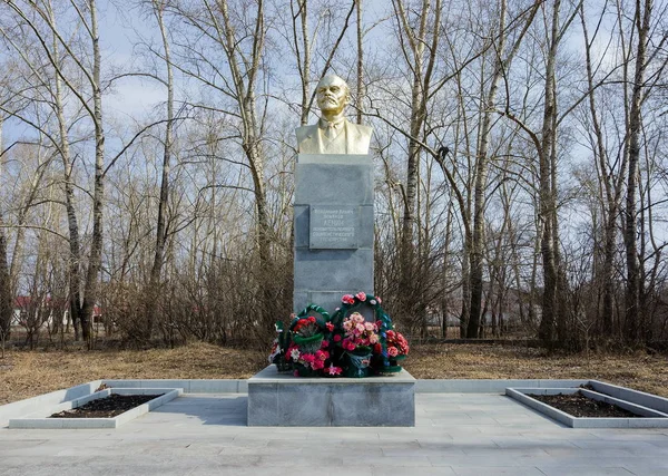 Monument till Lenin mot bakgrund av träd på våren. — Stockfoto