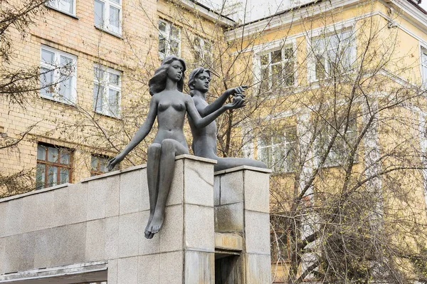 KRASNOYARSK, RUSSIA - MAY 1, 2013: Fountain "Adam and Eva" — Stock Photo, Image