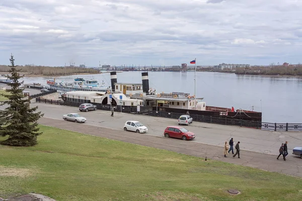 Krasnoyarsk, Ryssland - 1 maj 2013: Steamboat Museum ”Saint Nicholas” på banvallen från Krasnoyarsk. Stockbild