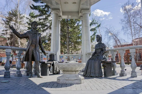 KRASNOYARSK, RF - APRIL 26, 2013: Sculptural composition of the Pushkin couple in the gazebo — Stock Photo, Image