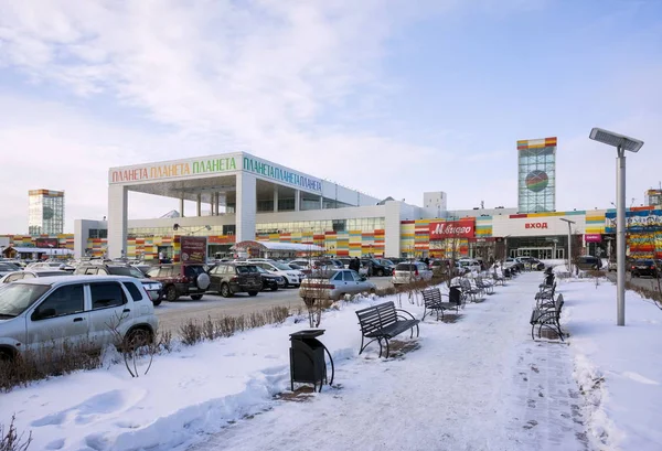 Krasnojarsk, Rf - januari, 11, 2014: Shopping, entertainment center "Planet". — Stockfoto