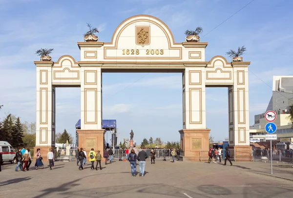 KRASNOYARSK, RUSSIA - MAY 8, 2013: Triumphal Arch of Krasnoyarsk. — Stock Photo, Image