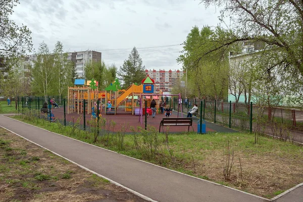 Детская площадка в парке, рядом с домами. Красноярск — стоковое фото