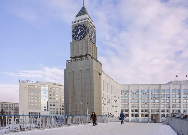 The main clock of Krasnoyarsk with a pedestrian bridge in front of it. — Stock Photo, Image