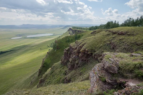 Cordillera al fondo de las estepas de Khakassia . — Foto de Stock