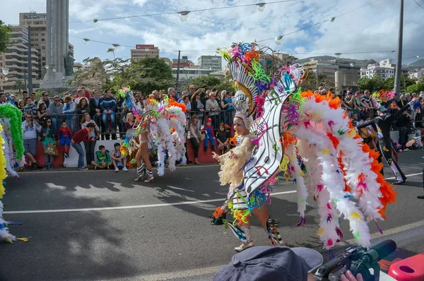 Kızlar sokak Karnavalı üzerine notlar ile güzel kostümleri.