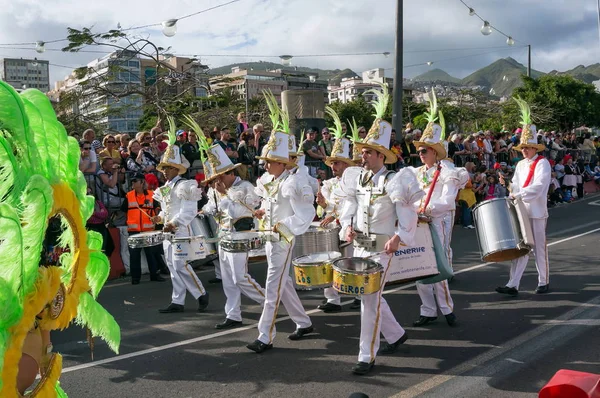 De muzikale orkest in de kolom van het carnaval. — Stockfoto