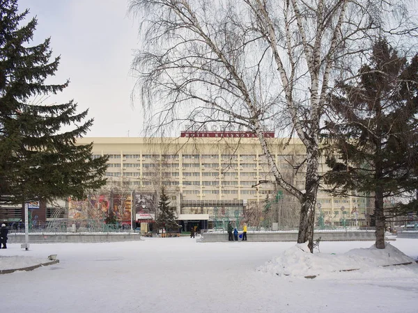 Hotellet ”Krasnoyarsk” i Theater Square, på vintern. — Stockfoto