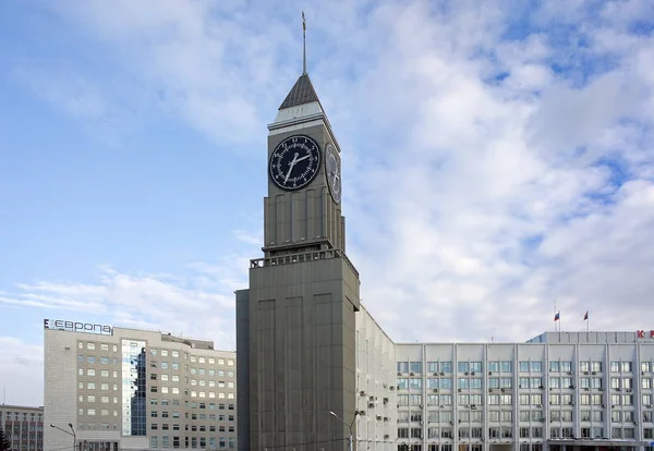 Torre de la ciudad con reloj, contra el cielo azul . — Foto de Stock