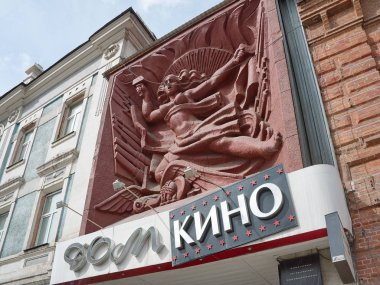 Krasnoyarsk, Rf - 1 Mayıs 2013:Granite kabartma tiyatro cephesinde.