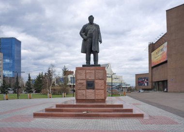 Krasnoyarsk, Rf - 1 Mayıs 2013: yazar Victor Astafyev anıt.