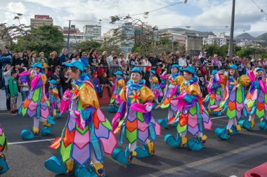 Parlak, renkli kostümleri gençlerin karnaval sütun.