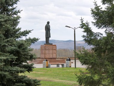Krasnoyarsk, Rf - 1 Mayıs 2013: yazar Victor Astafiev, anıt Meydanı tarafındaki.