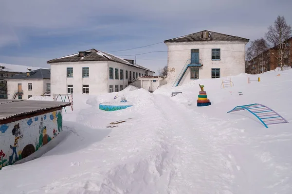 겨울에는 고르스 마을의 유치원 있습니다 러시아의 케메로보 — 스톡 사진