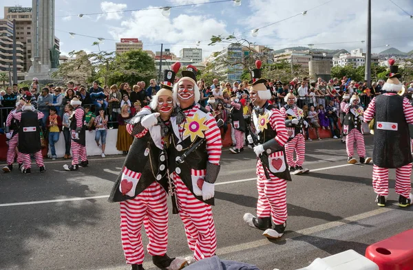 Payasos se comunican con los espectadores en el carnaval . — Foto de Stock