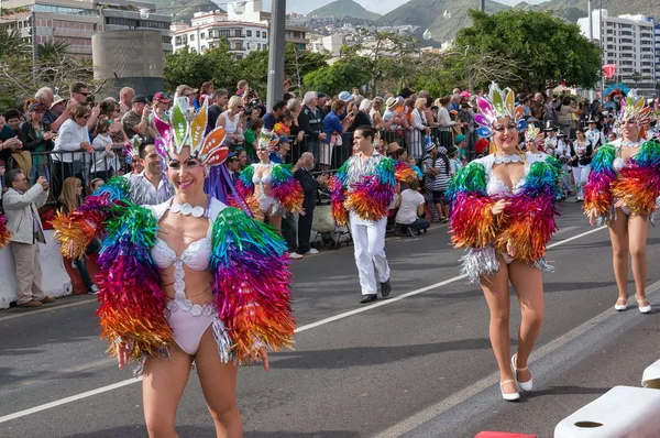 Deelnemers aan de carnaval kostuums van fairy vogels. — Stockfoto