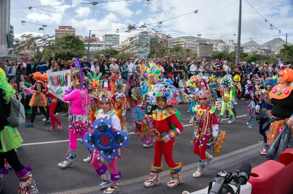 Carnaval kolom van kinderen, in heldere, kleurrijke kostuums. — Stockfoto