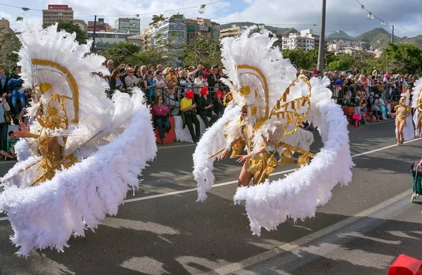 Meisjes in white feather past dans voor het publiek. — Stockfoto