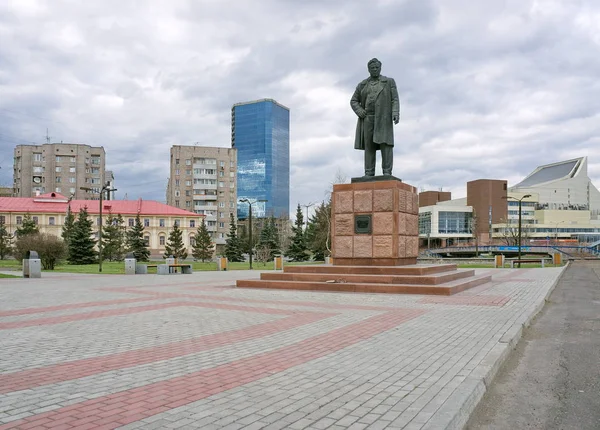 KRASNOYARSK, RF - 1 de maio de 2013: Monumento ao escritor V. Astafyev . — Fotografia de Stock