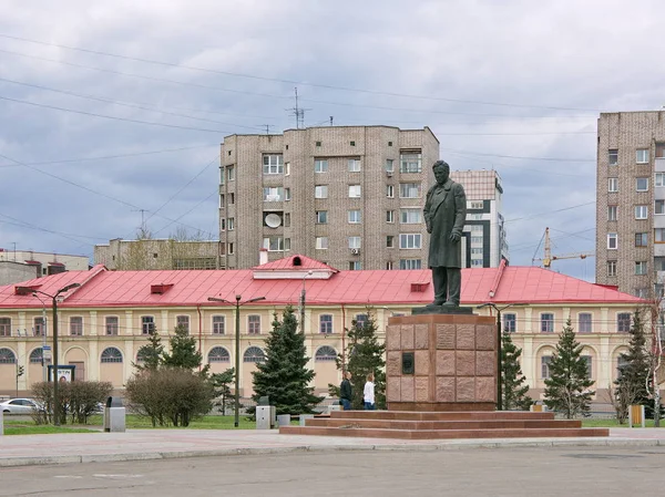 克拉斯诺雅斯克、 Rf-2013 年 5 月 1 日： 作家 Viktor Astafiev 背景下建筑纪念碑. — 图库照片