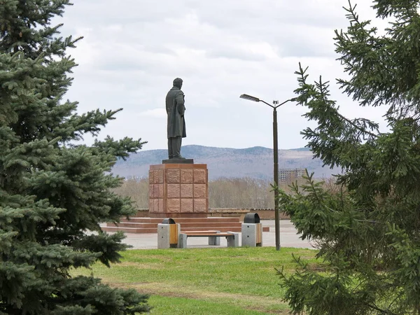 Krasnoyarsk, Rf - 1 Mayıs 2013: yazar Victor Astafiev, anıt Meydanı tarafındaki.