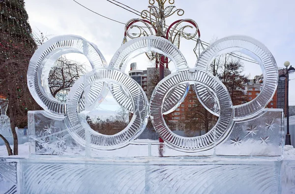 Olympic rings carved from ice. — Stock Photo, Image