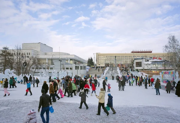 Şehir şehir dolgu üzerinde insanlarla tatile buz..