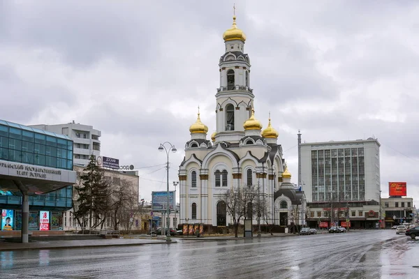 Ekaterinburg, Russia - April 12, 2015:The White Church bell tower, in the spring, in rainy weather. — Stock Photo, Image