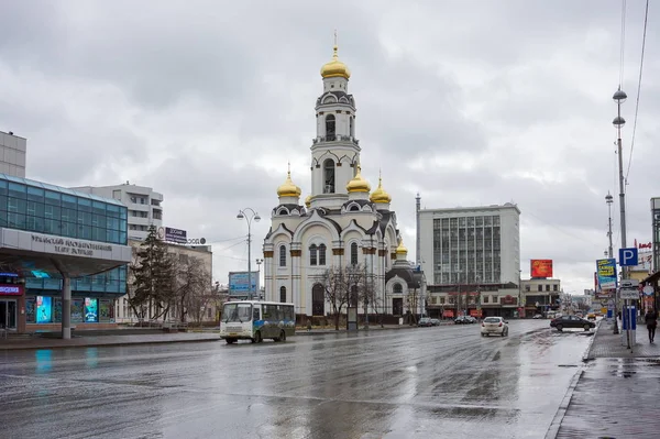 Ekaterinburg, Russia - April 12, 2015:The White Church bell tower, in the spring, in rainy weather. — Stock Photo, Image