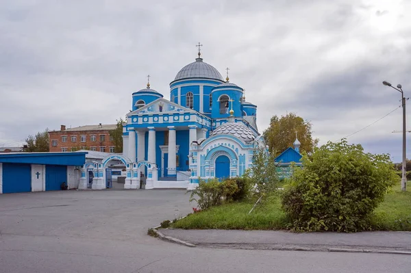 Mavi Kilise'nin outbuildings, sonbaharda bulutlu hava.