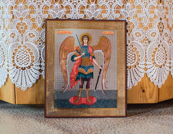 Kilisenin sunak üzerinde Archangel Michael Hıristiyan simgesi.