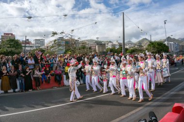 Seyirci ve şehrin fon karşı beyaz elbiseli bir müzik Orkestrası.