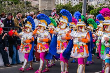 Katılımcılar carnival Roma şövalyeler kostümler giymiş.