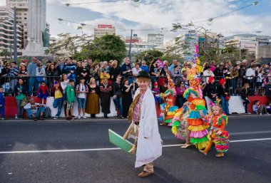Seyirci ve şehrin arka planı bir doktor gibi giyinmiş bir adam.