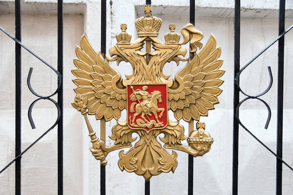 Металлический герб России на воротах гриль
.