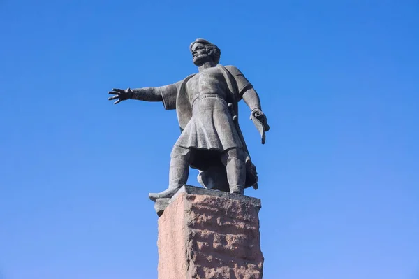 Monument till guvernören Andrei Dubensky mot blå himmel. — Stockfoto