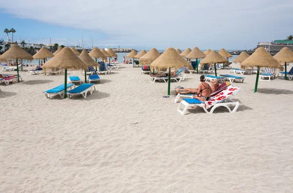 Stok parasols op het strand met wit zand. — Stockfoto