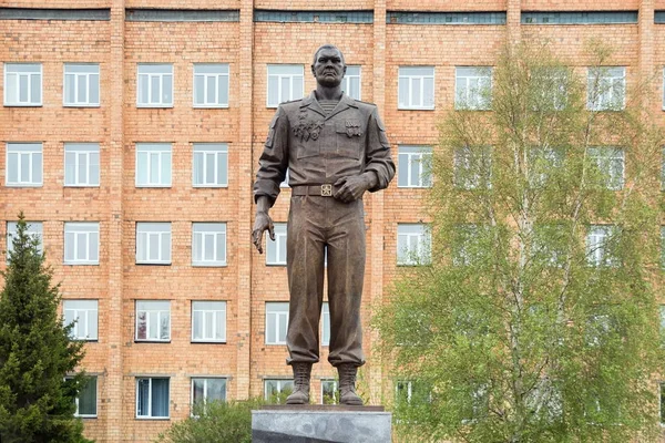 Bronzen monument voor generaal Lebed tegen een bakstenen gebouw. — Stockfoto